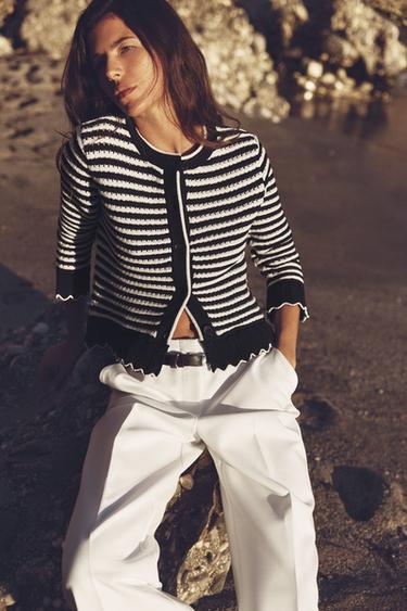 GILET EN MAILLE À RAYURES ET VOLANTS - rayures de Zara