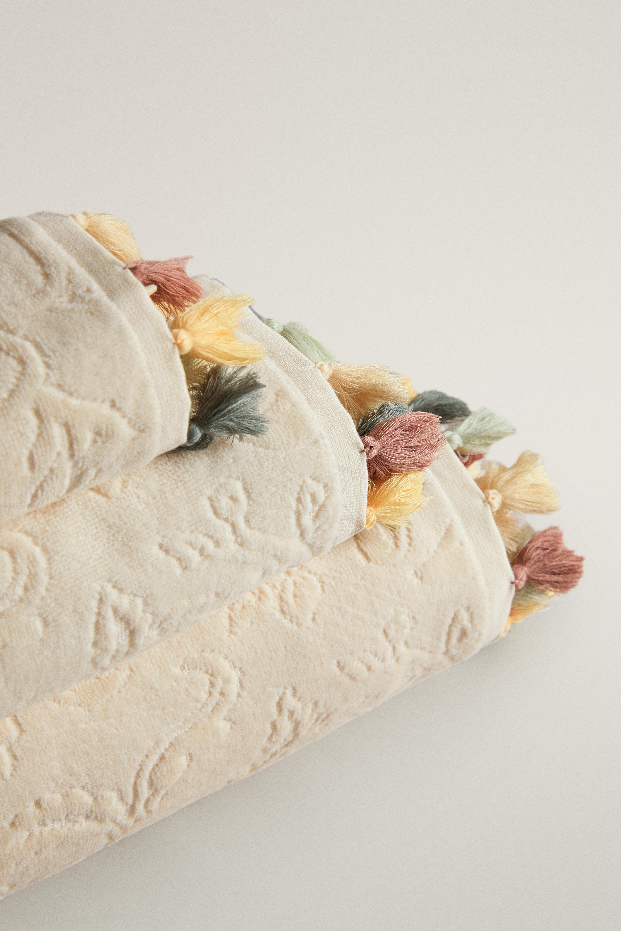SERVIETTE DE BAIN POMPONS JACQUARD