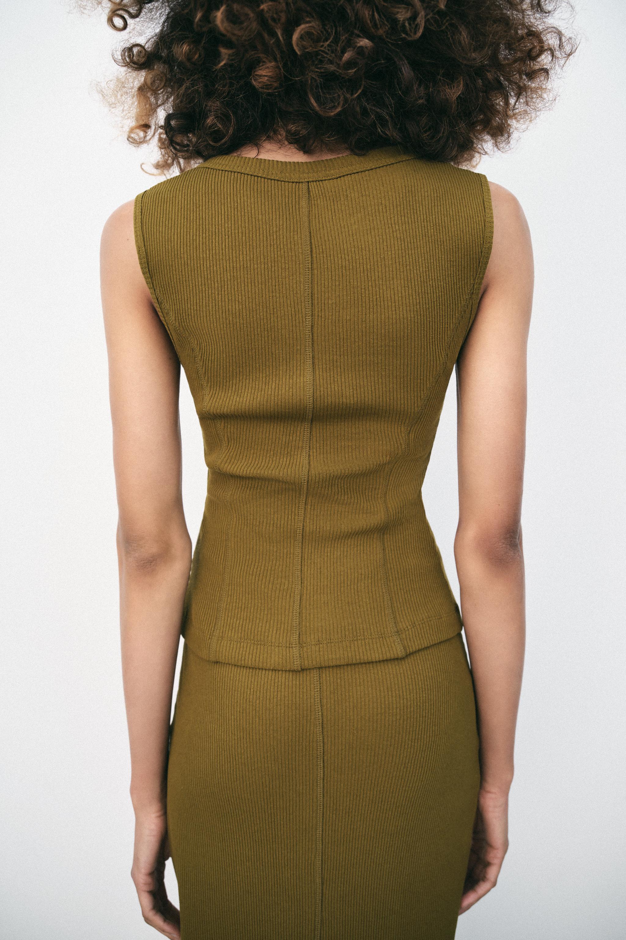 GILET CÔTELÉ À BOUTONS
