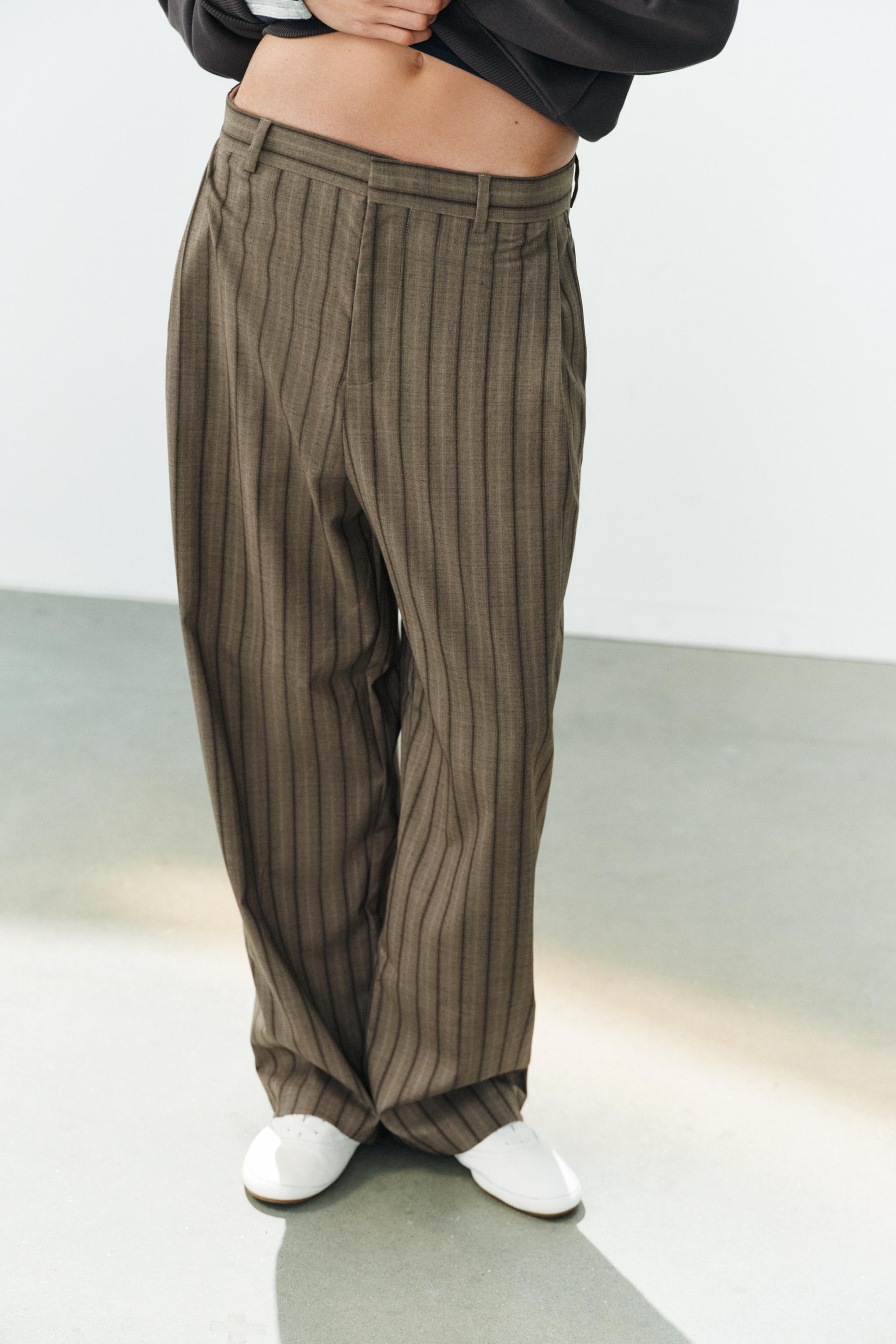 PANTALON À PLIS RAYURES