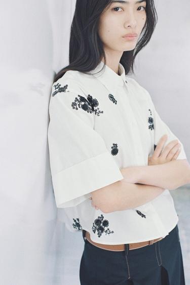 CAMISA CURTA FLOR LANTEJOULA - Branco / Preto da Zara