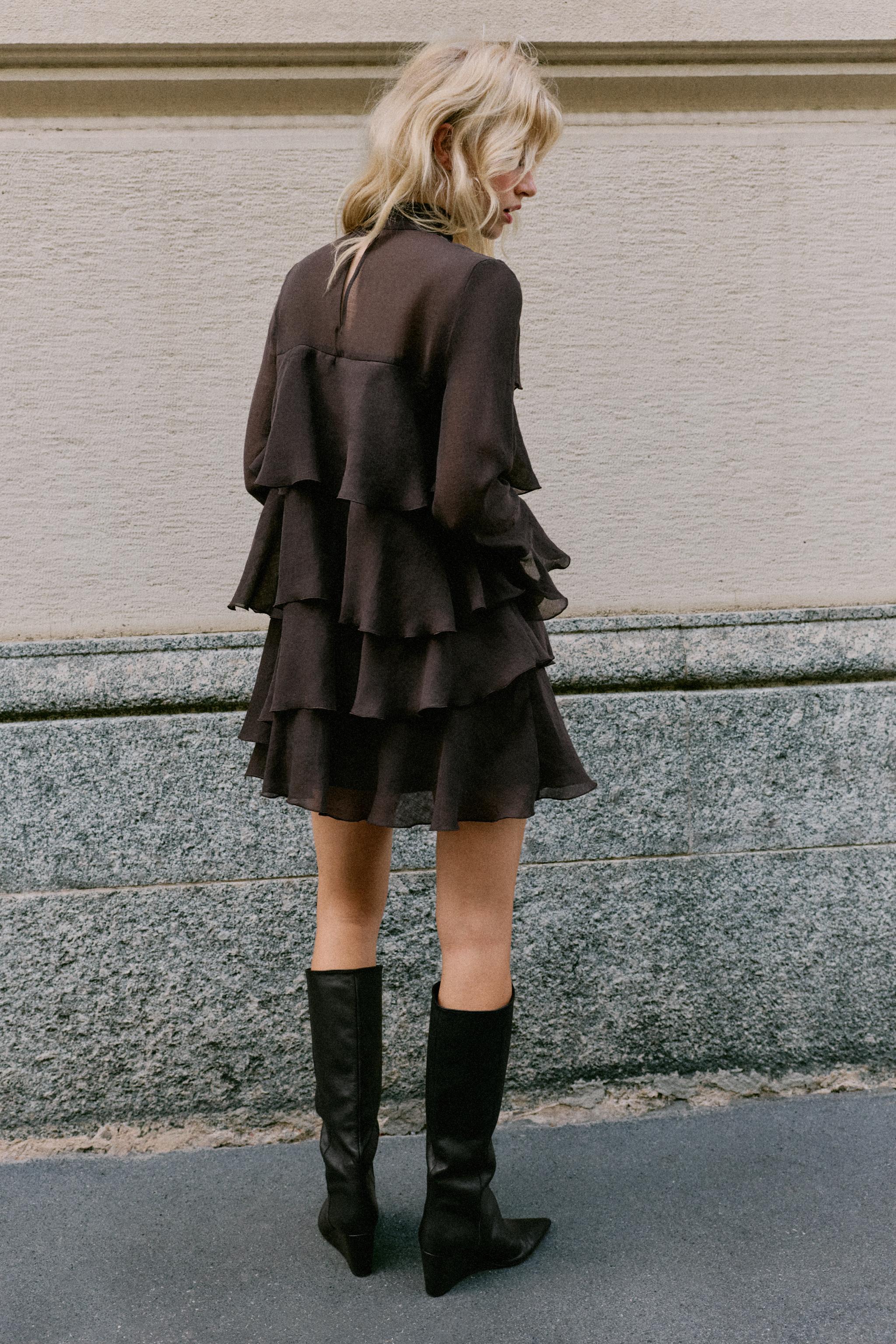 ROBE COURTE À VOLANTS