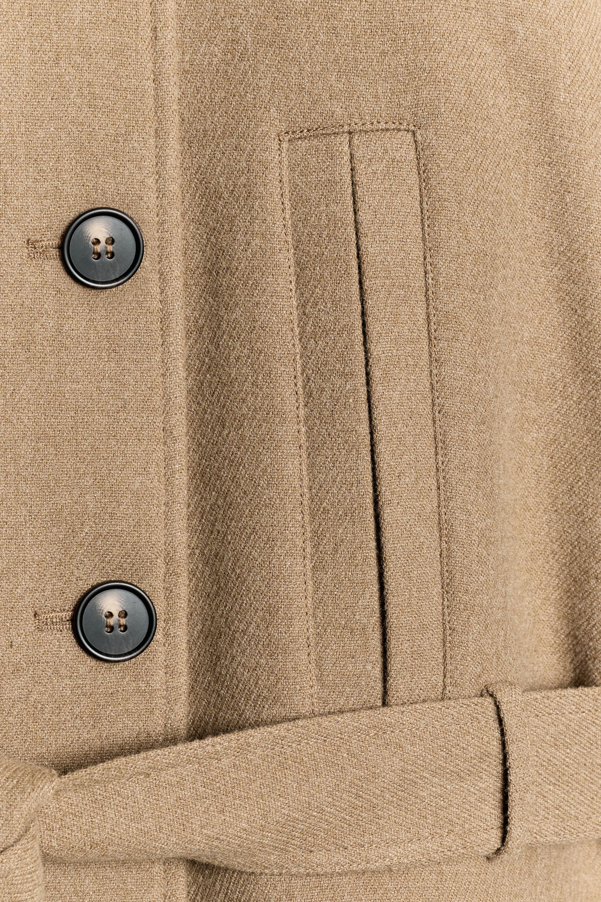 MANTEAU COURT COL MONTANT CEINTURE