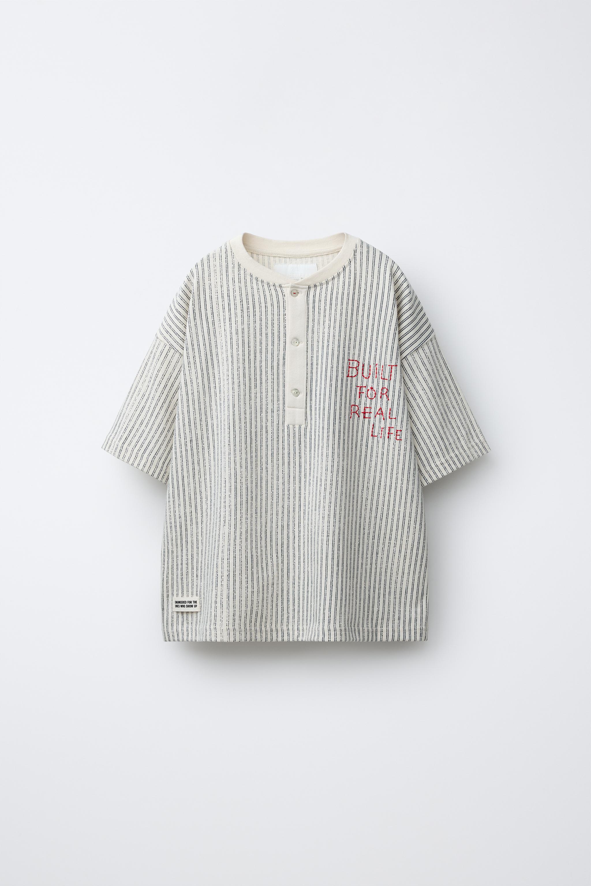 T-SHIRT À RAYURES ET ÉTIQUETTE