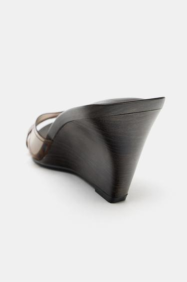 SANDALES À TALONS COMPENSÉS EFFET VINYLE - Marron de Zara - Image 4