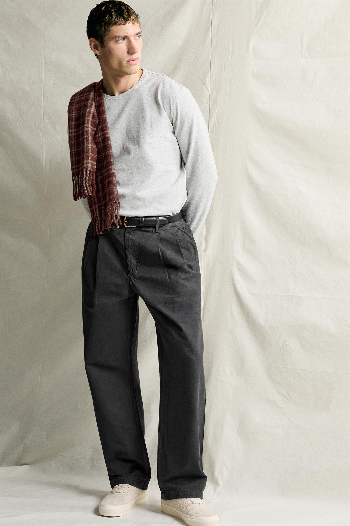 Мужские брюки Zara Regular-Fit Pleated Chino, цвет: Серо-бежевый — фото 6