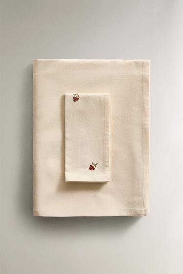 MANTEL ALGODÓN BORDADOS - Crudo de Zara