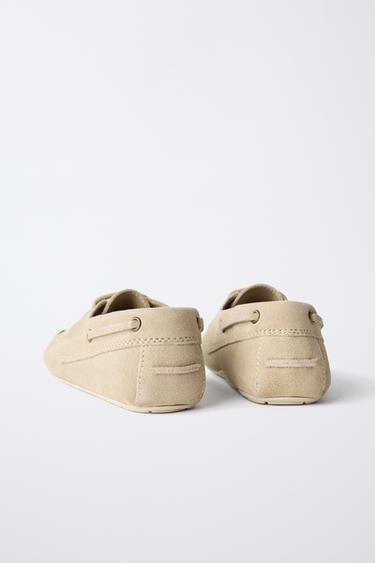 CHAUSSURES BATEAU EN CUIR - Marron sable de Zara - Image 5