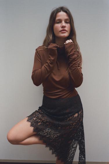 CAMISETA LISA CON LYOCELL - Marrón de Zara