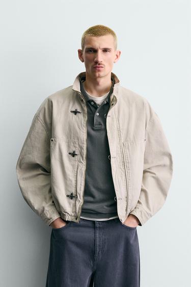 УКОРОЧЕННАЯ КУРТКА С ЗАСТЕЖКАМИ-ТОГГЛ — ЭКРЮ от Zara