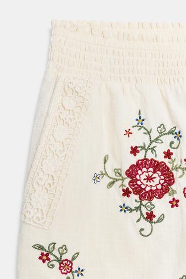 SHORT À FLEURS BRODÉES - Écru de Zara - Image 8