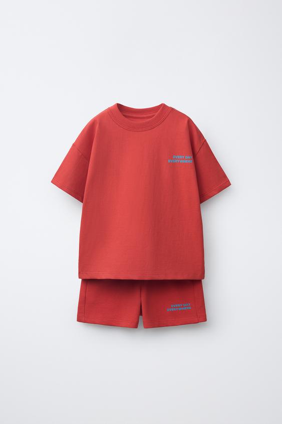 CONJUNTO JOGGING CAMISETA Y BERMUDA TEXTO - Rojo de Zara - Imagen 0