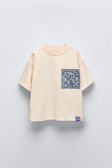 ФУТБОЛКА С КАРМАНОМ ПЕЙСЛИ — ЖЕЛТОВАТО-БЕЛЫЙ от Zara — изображение 0