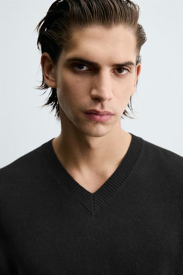 CAMISETA PUNTO CUELLO PICO - Negro de Zara