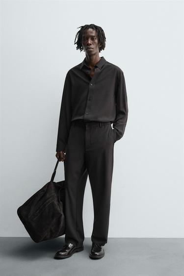 قميص منسدل relaxed fit - أسود الخاص بـ Zara