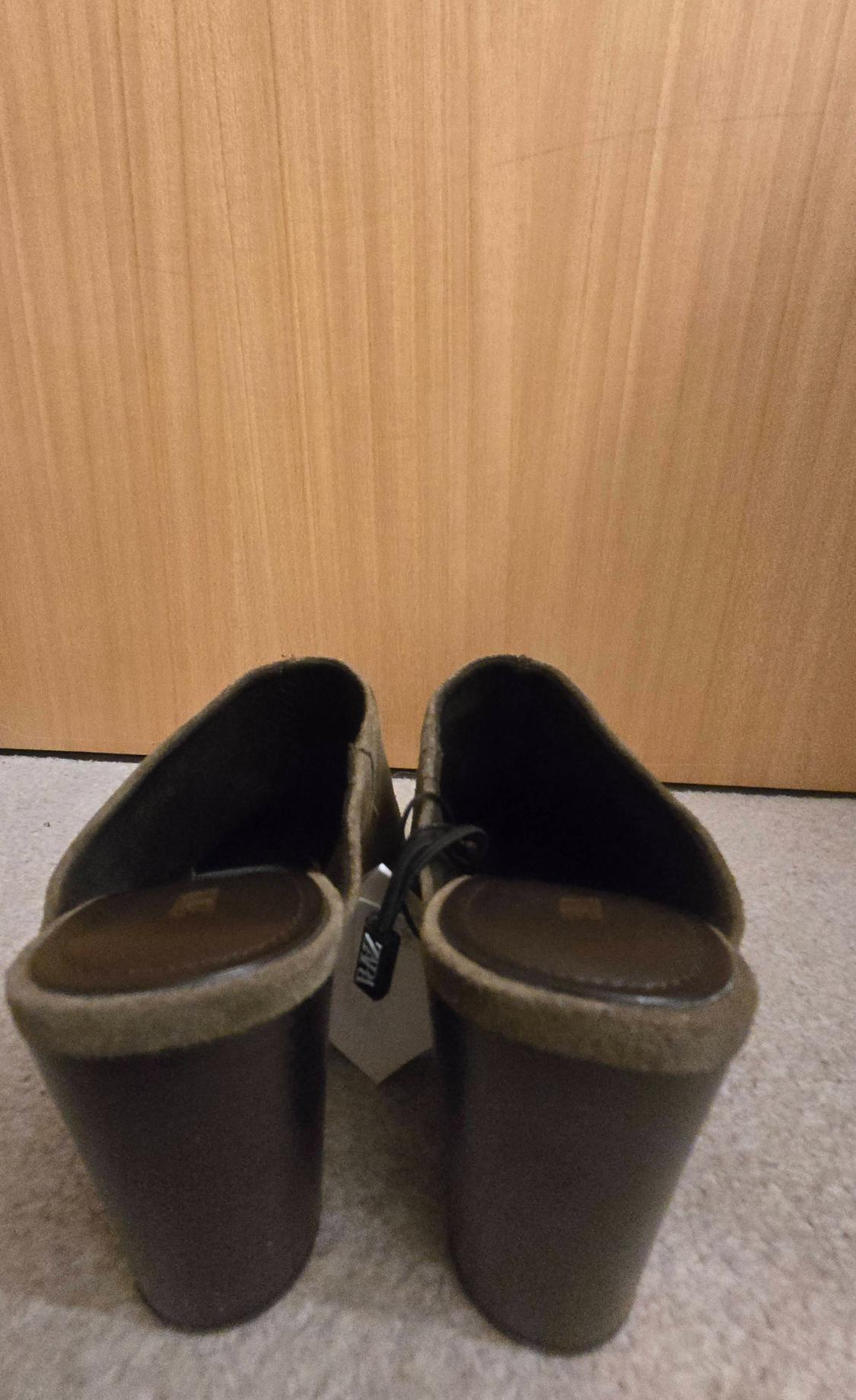 DISTRESSED SPLIT SUEDE MULES - Image 3