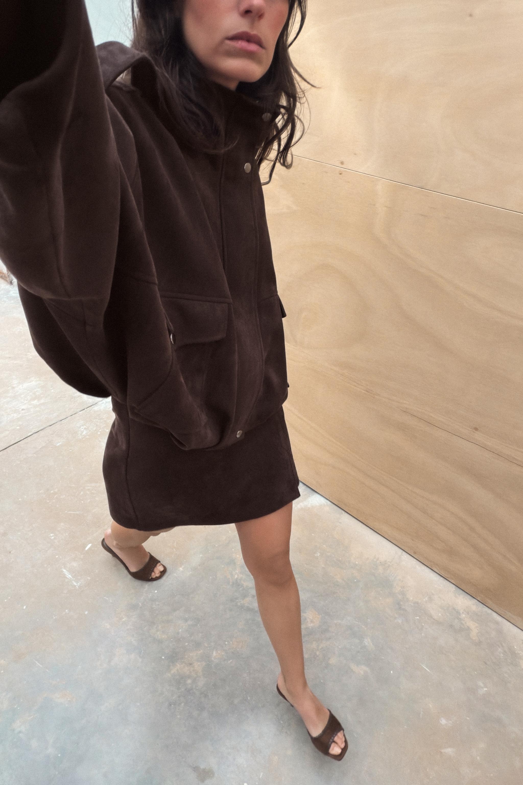 バックル付きフェイクスエードミニスカート - チョコレートブラウン