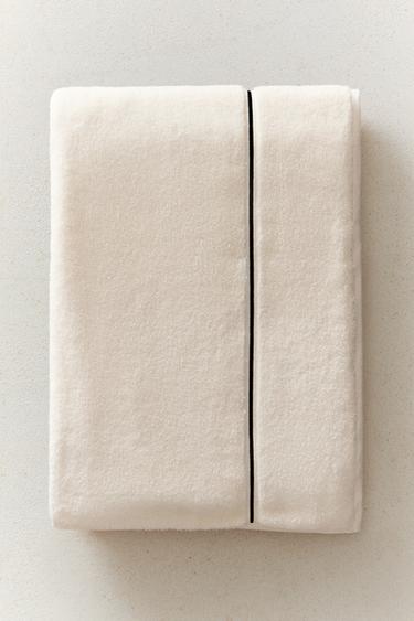 SCALLOPED EMBROIDERED BATH TOWEL - Ecru / Black by Zara