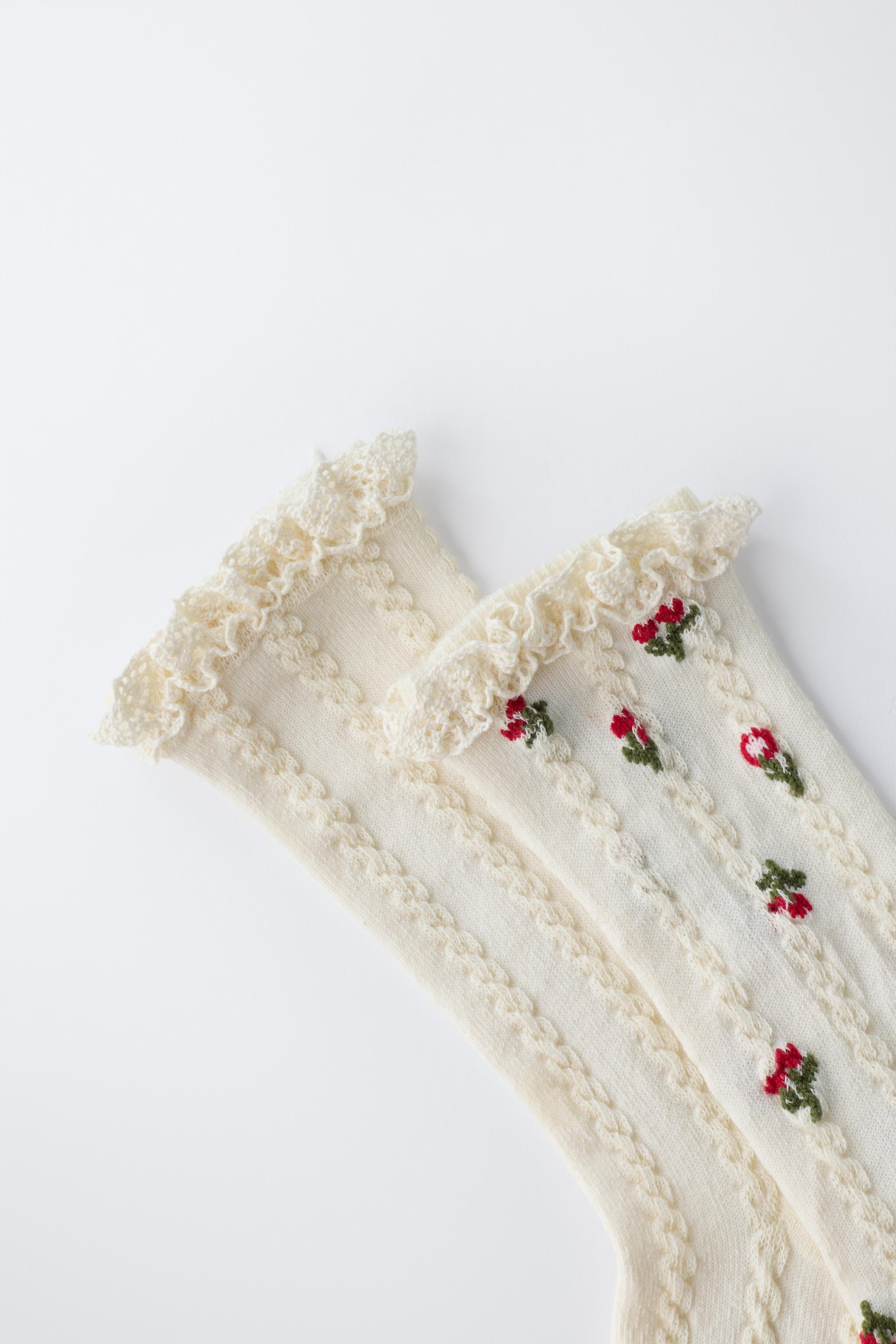 CHAUSSETTES ROMANTIQUES À FLEURS BRODÉES ET DENTELLE