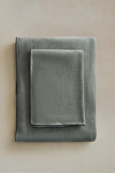 VELOUR OVERLOCK BATH TOWEL - Greenish by Zara