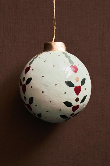 PAPIER-MÂCHÉ BAUBLE CHRISTMAS TREE DECORATION - أبيض مكسور الخاص بـ Zara
