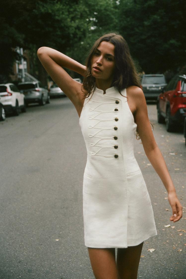 Vestido mini con botones de trenza 2
