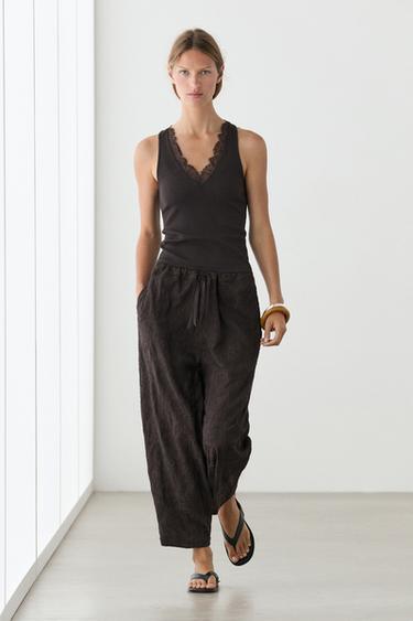 Pantalón fluido barrel fit bordados - Chocolate de Zara - Imagen 0