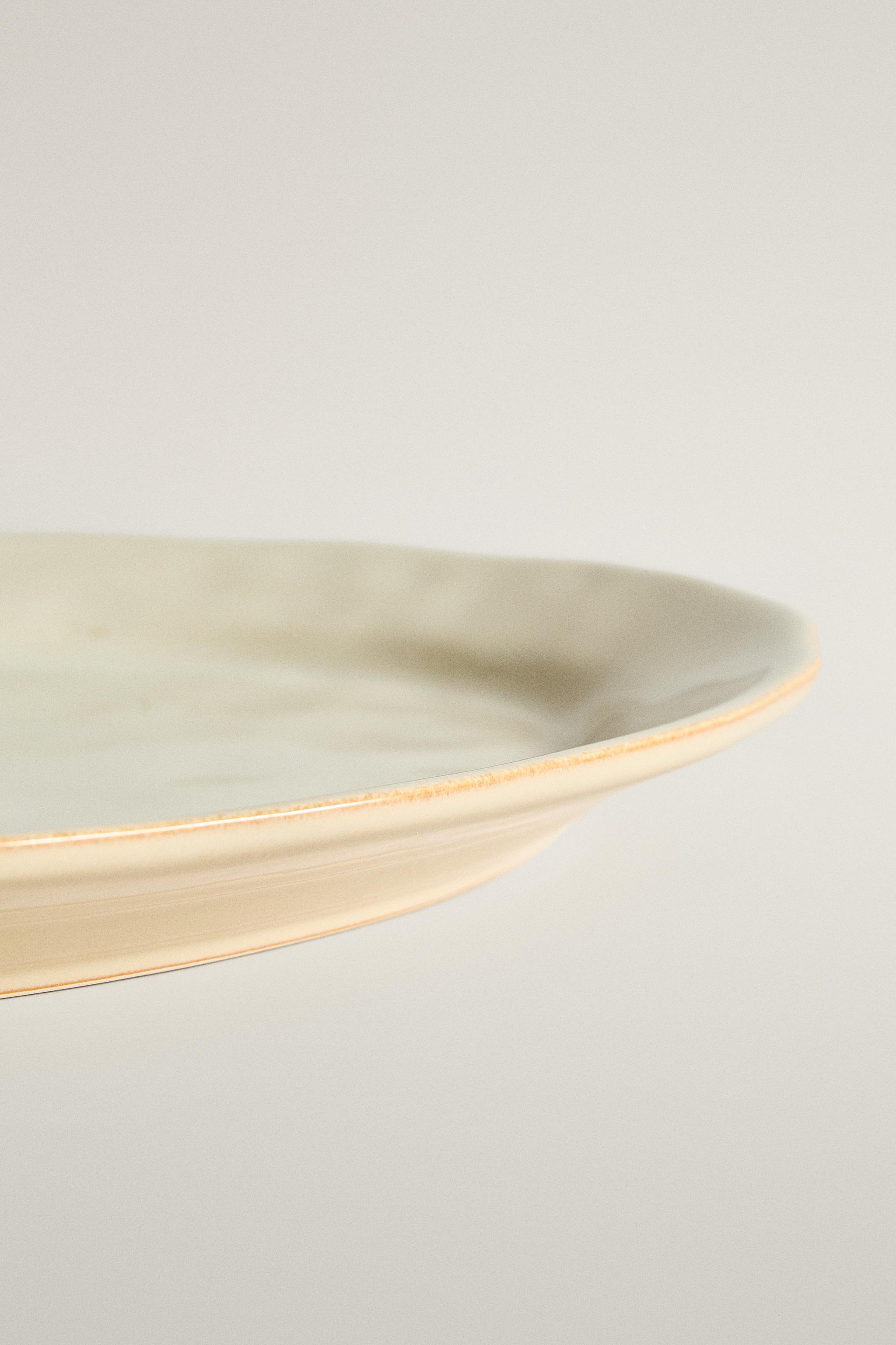 STONEWARE SERVING DISH WITH IRREGULAR EDGE