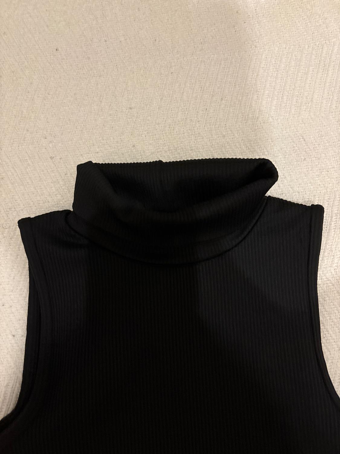 TOP CUELLO VUELTO NEGRO - Image 2