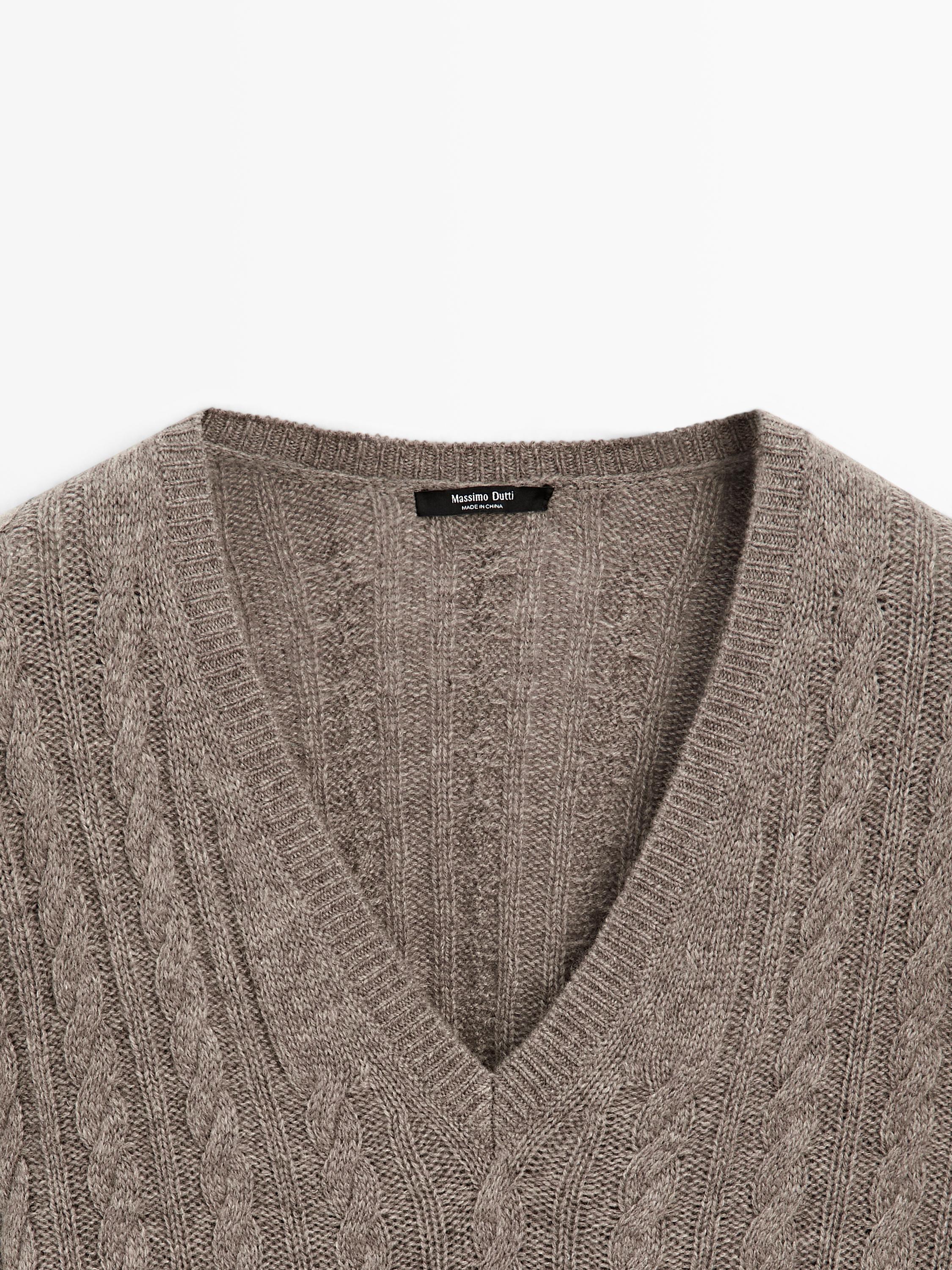 Pull tressé à col en V