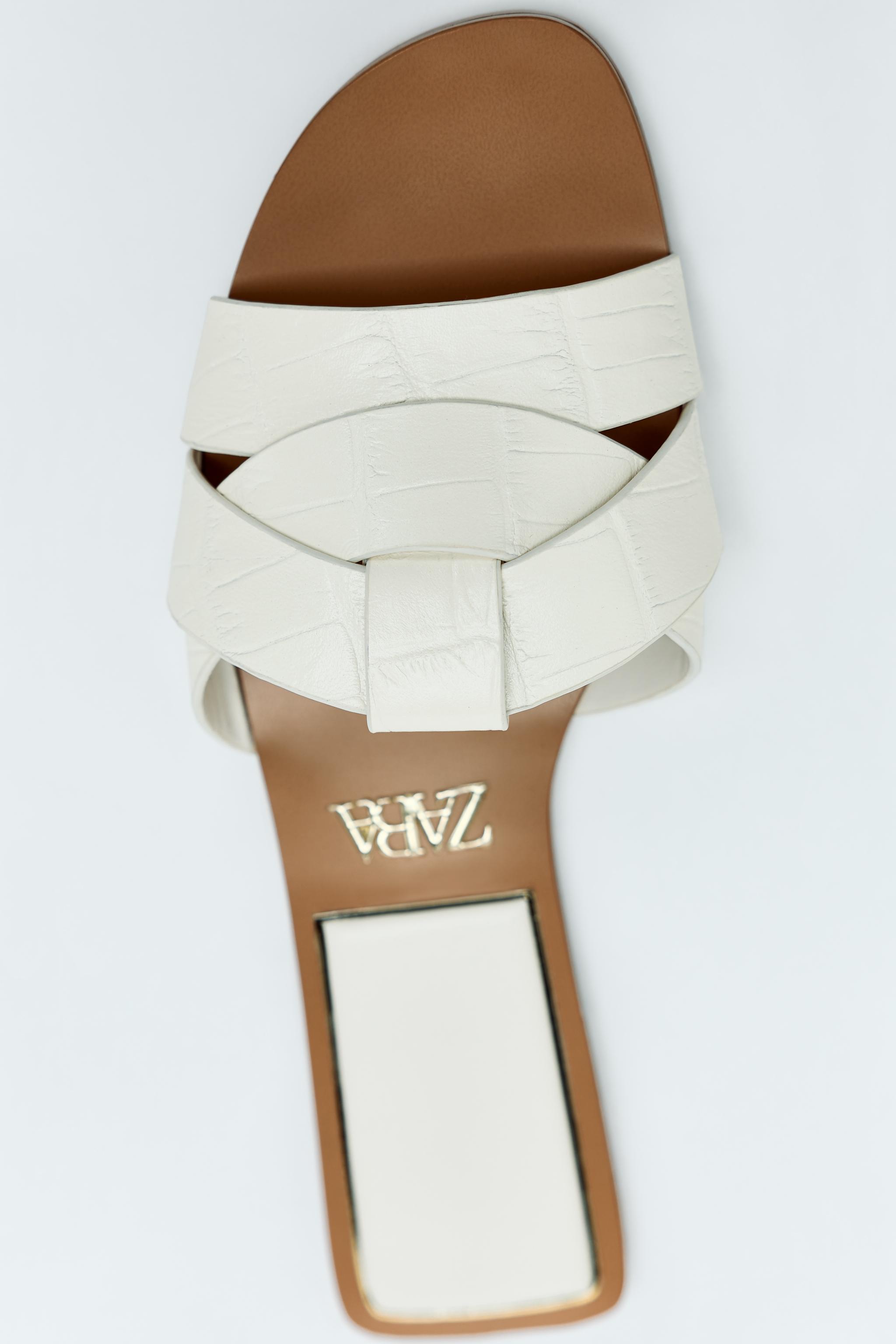 Vestidos blancos holgados y fresquitos de Mango, Zara, Sfera y compañía:  pegan con sandalias cómodas 24/7