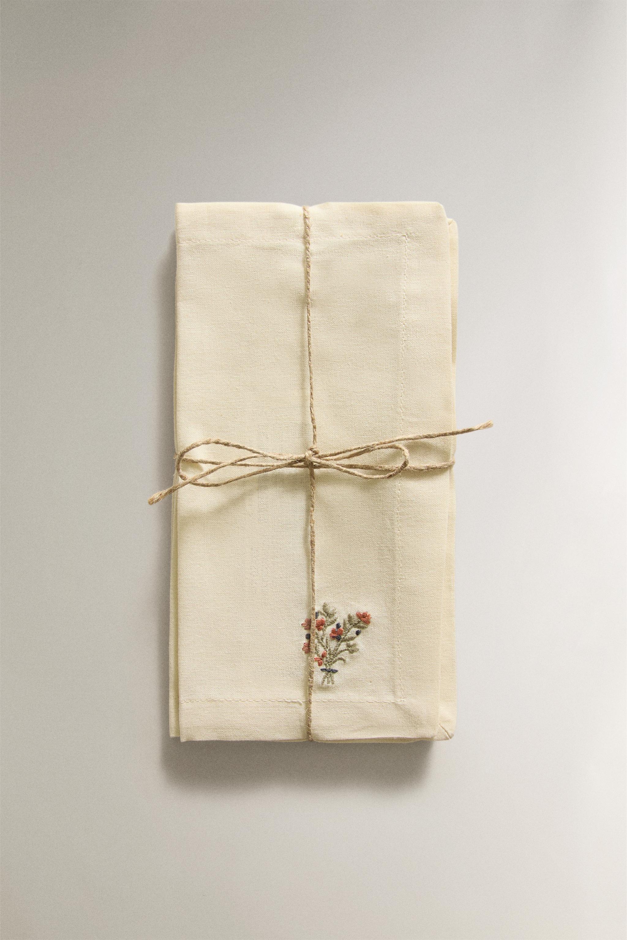 PACK SERVIETTES DE TABLE BRODERIE FLEURS (LOT DE 4)