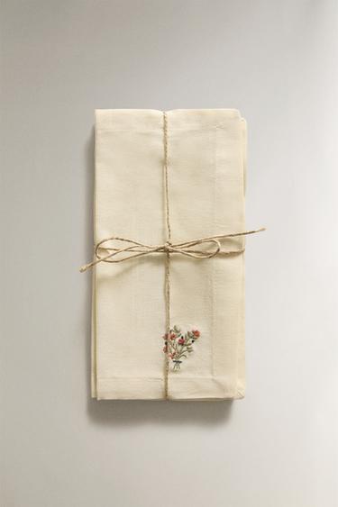 PACK SERVIETTES DE TABLE BRODERIE FLEURS (LOT DE 4) - Écru de Zara - Image 4