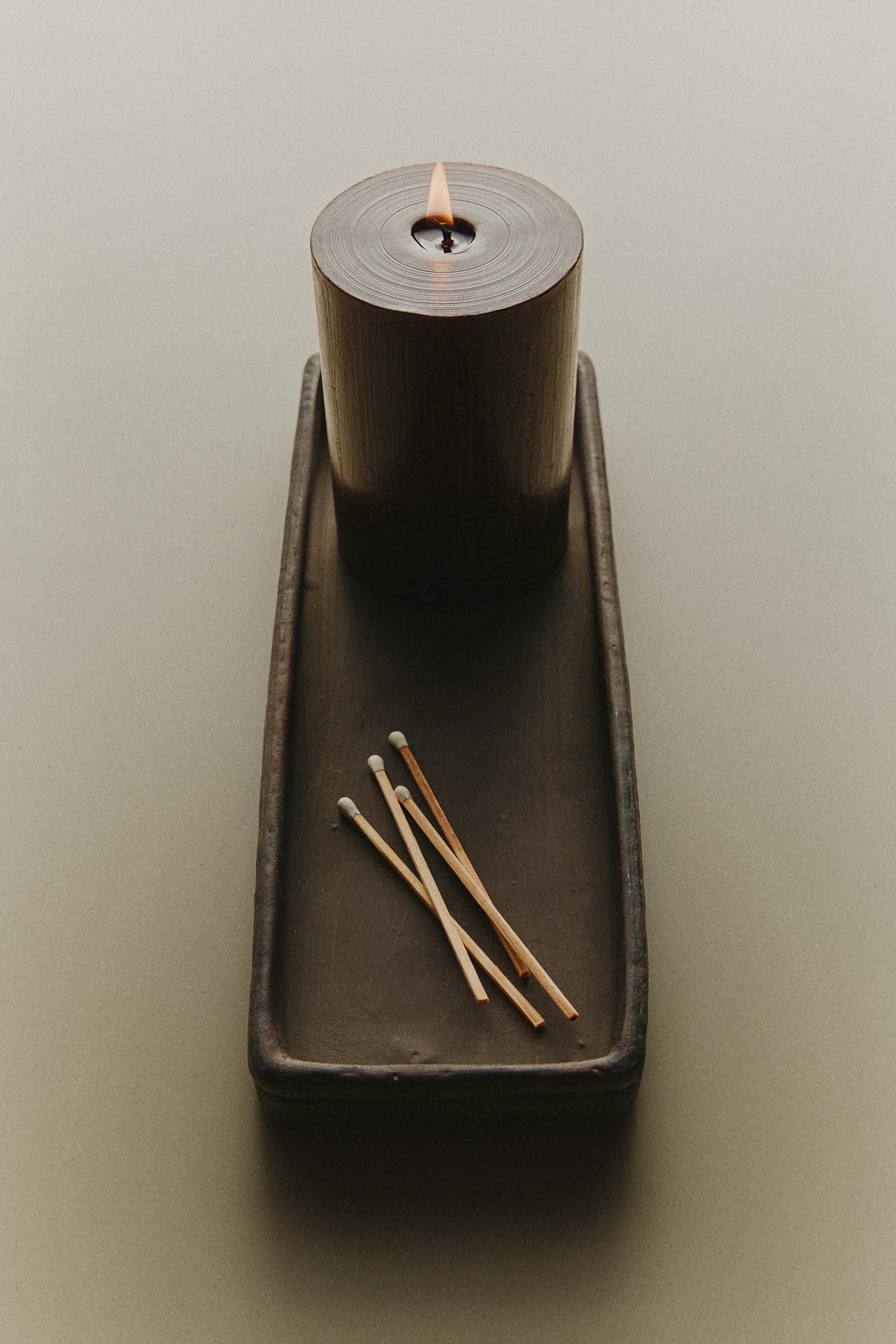 PLATEAU EN CÉRAMIQUE À BORDS RECTANGULAIRES