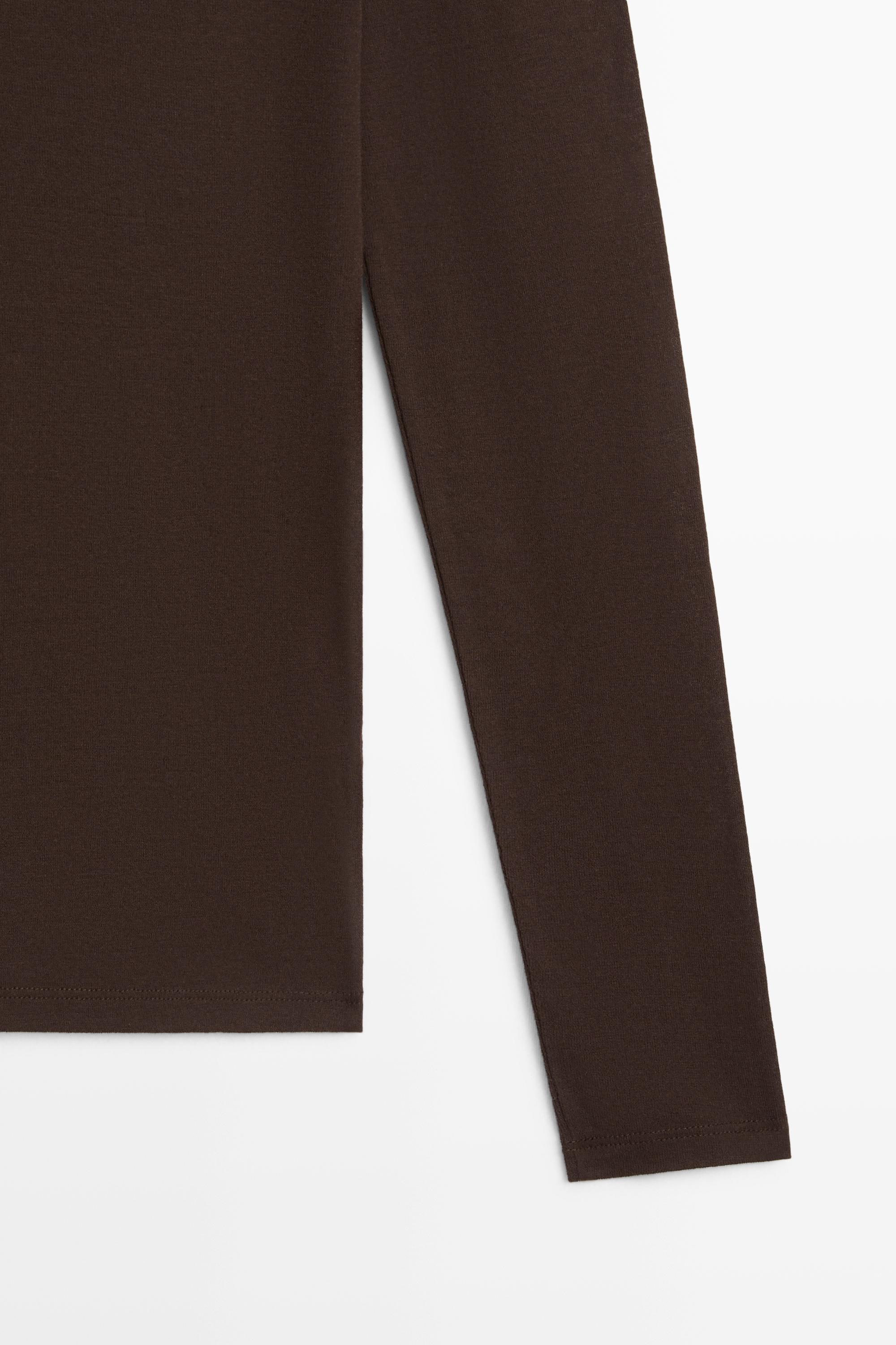 Slim fit long sleeve V-neck T-shirt