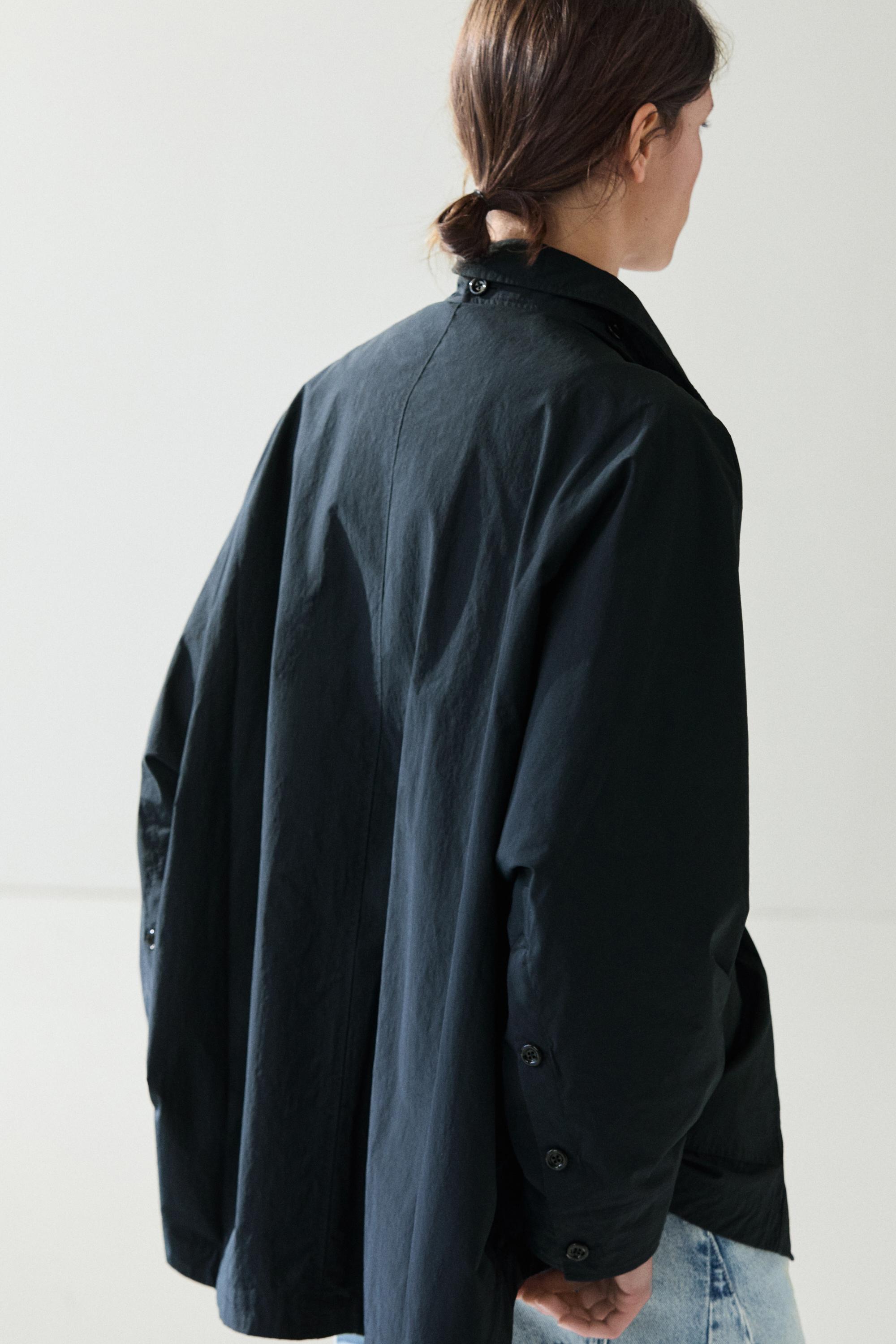 Veste-cape col patte boutonnée