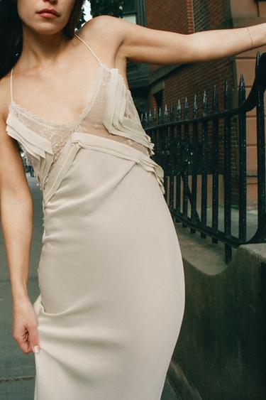 LANGES GEORGETTEKLEID MIT VOLANTS - Cremefarben von Zara