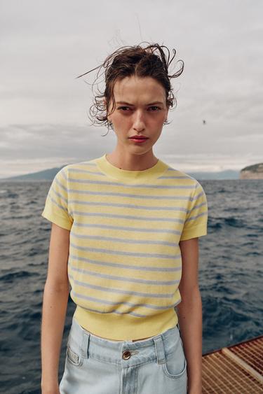 سترة محاكة مخططة بأكمام قصيرة - خطوط by Zara