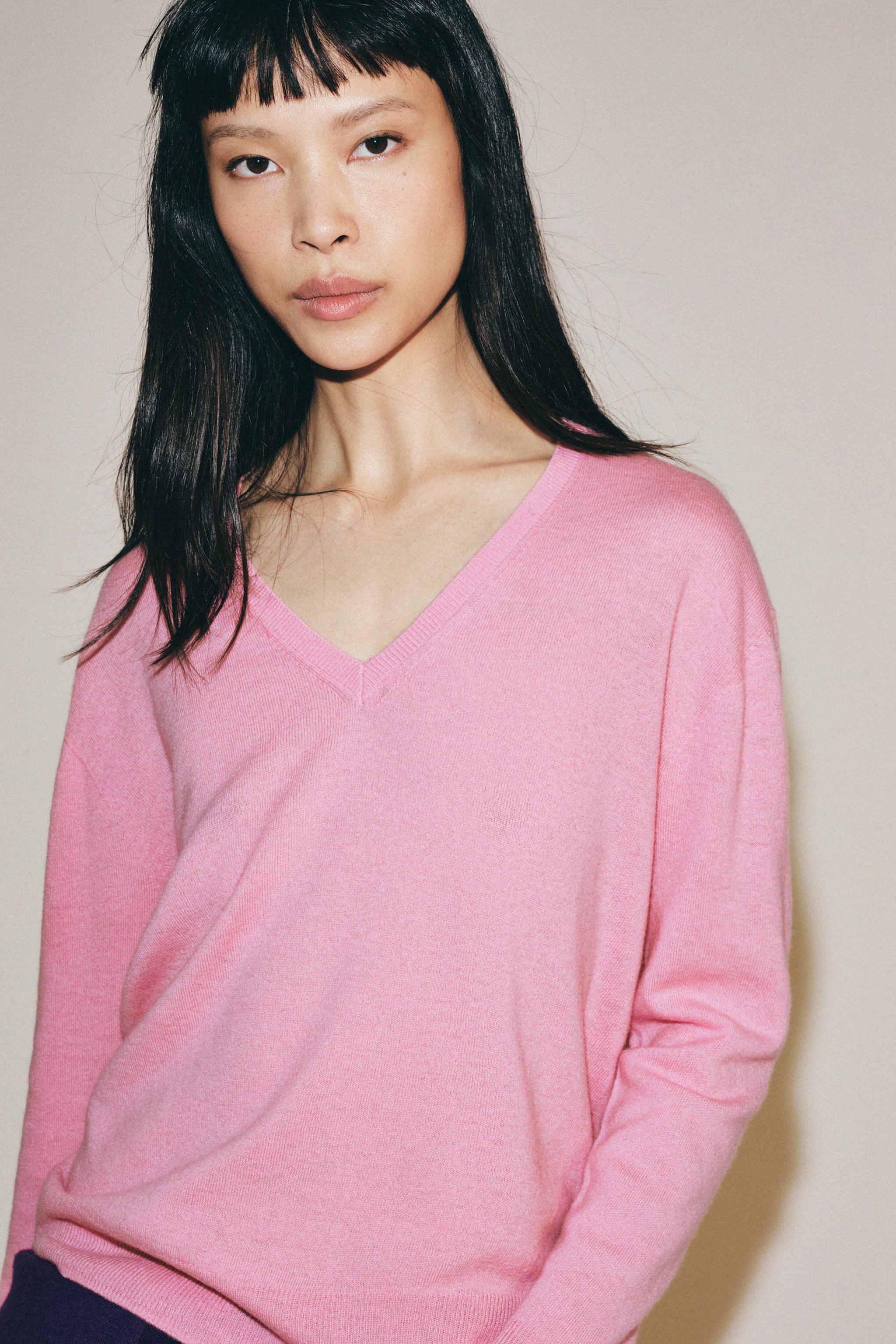 EXTRA SOFT 100% WOOL V-NECK SWEATER — Pink