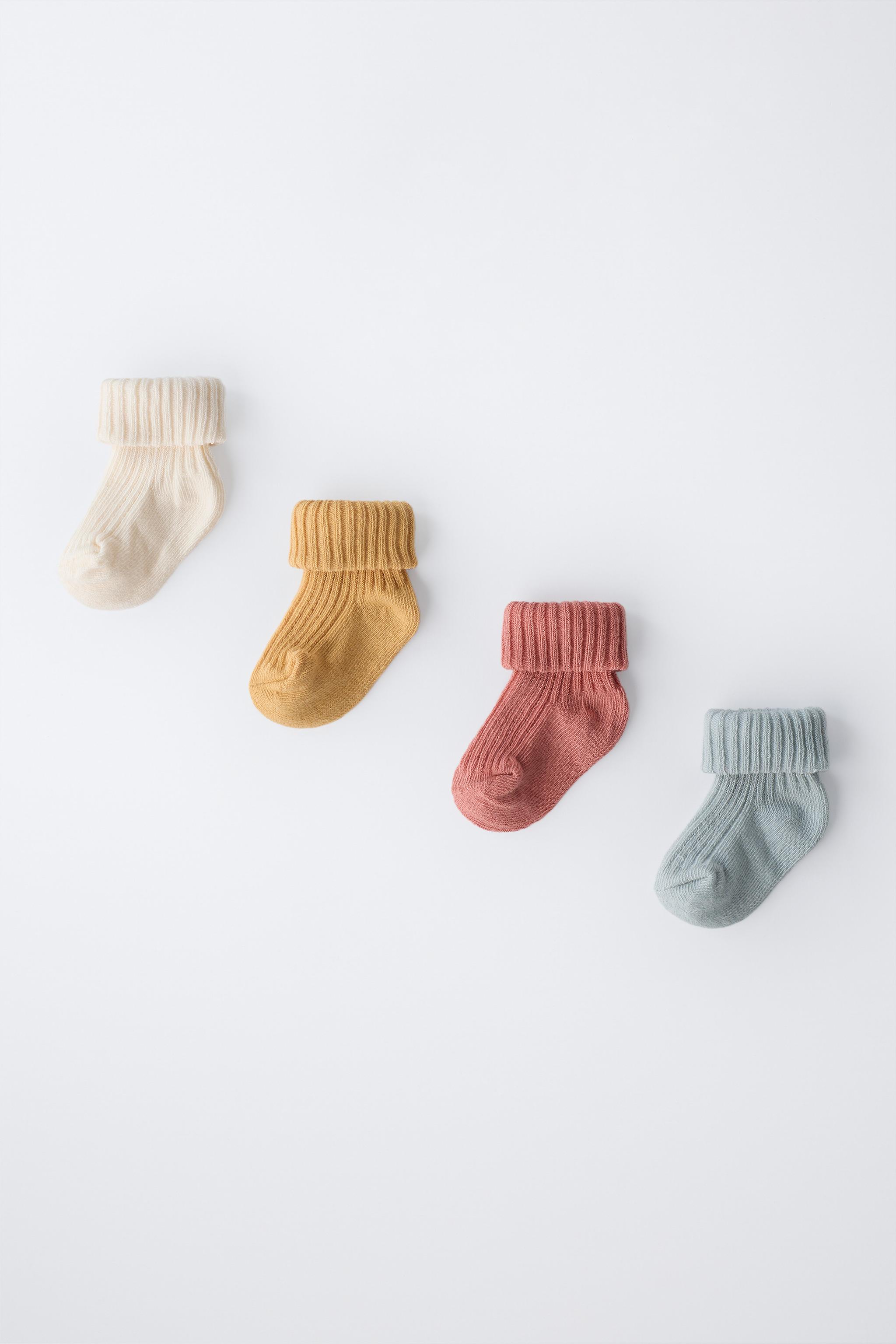 LOT DE QUATRE CHAUSSETTES COULEURS EN BOÎTE