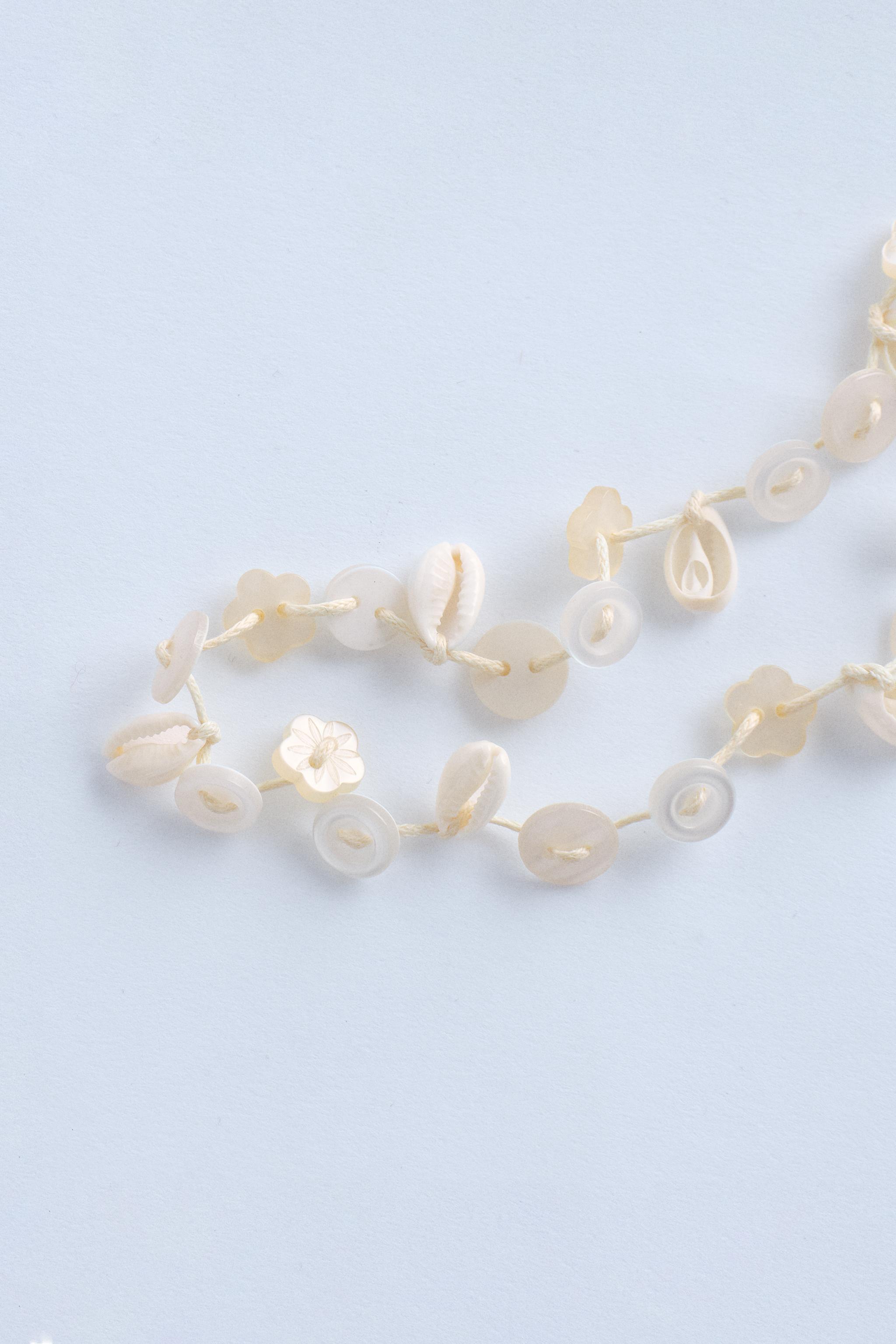 TIMELESZ - SHELL AND BUTTON NECKLACE - Light beige | ZARA