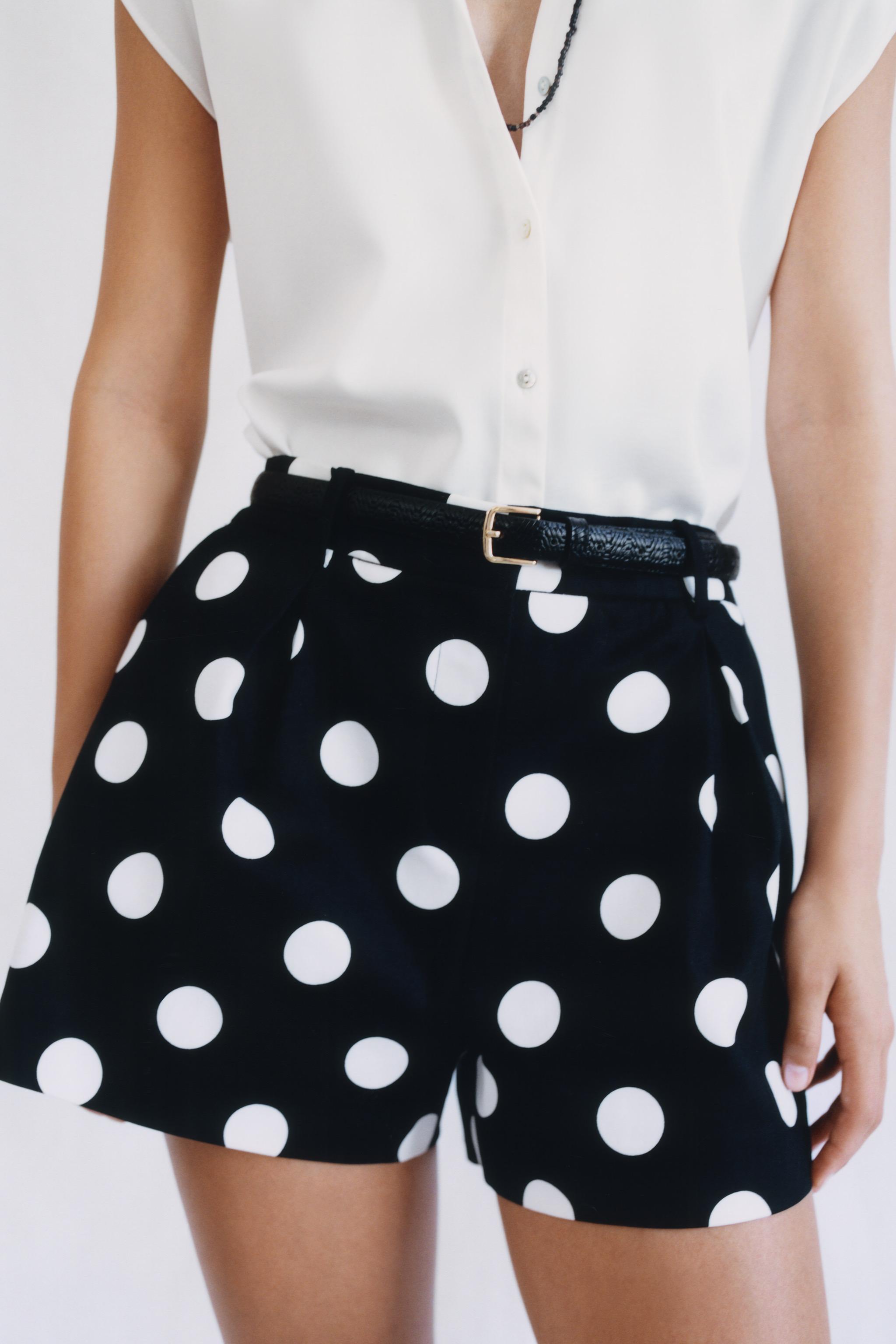 POLKA DOT BELTED PLEATED SHORTS — Black / White