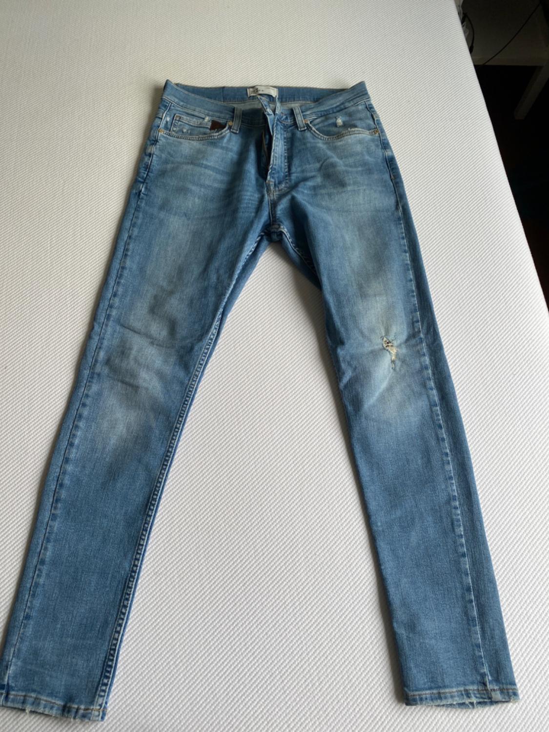 THE 90S SKINNY FIT JEANS
