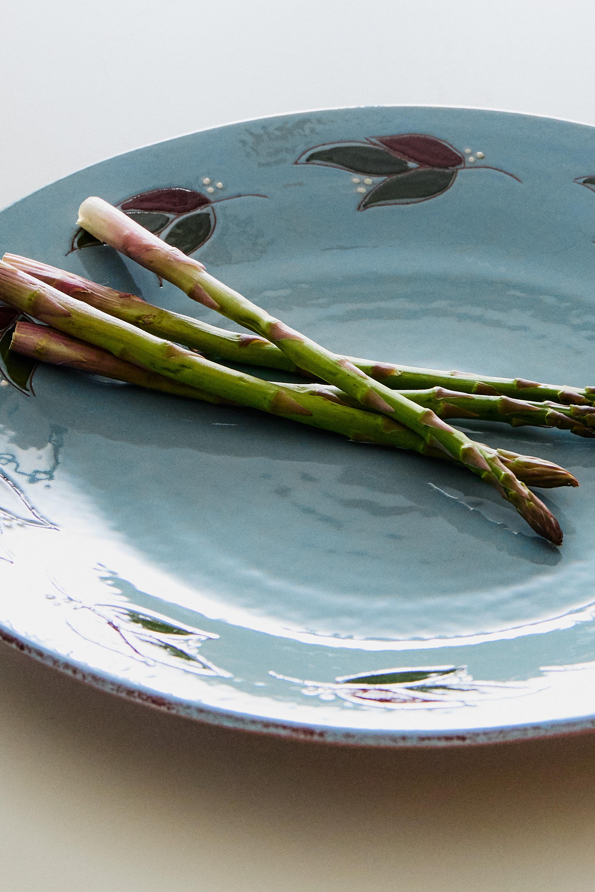 CIRCULAR LEAF EARTHENWARE SERVING DISH — Blue gray
