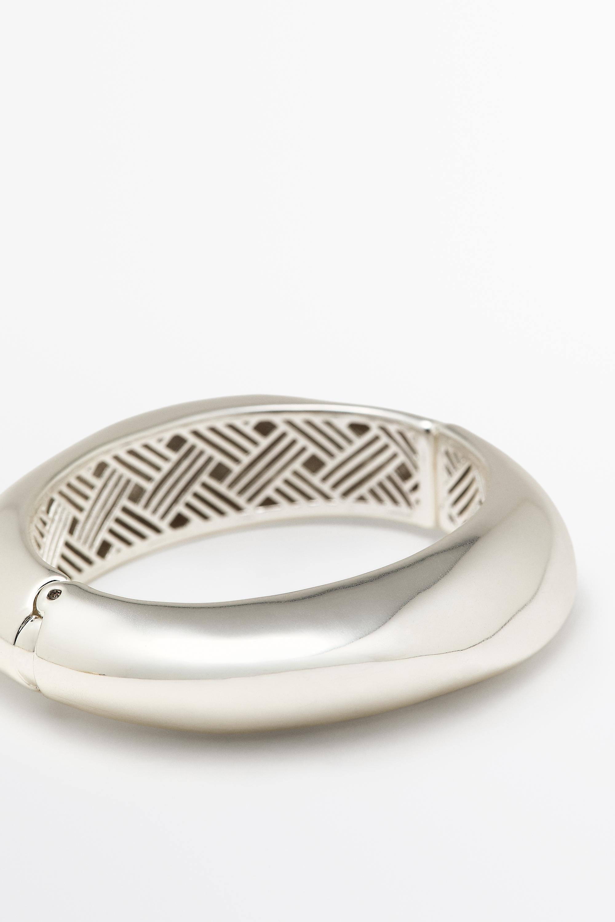 Smooth hinged bracelet