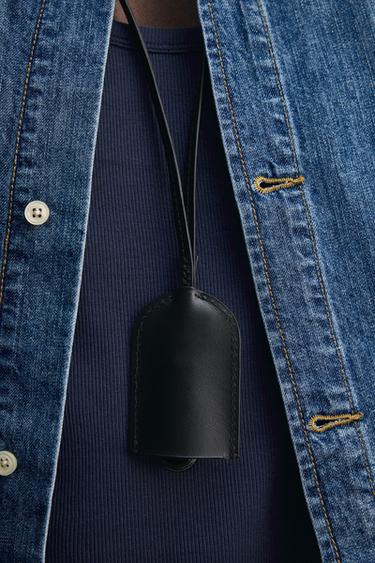 PORTE-CLÉS AVEC PENDENTIF CUIR ÉDITION LIMITÉE - Noir de Zara - Image 1
