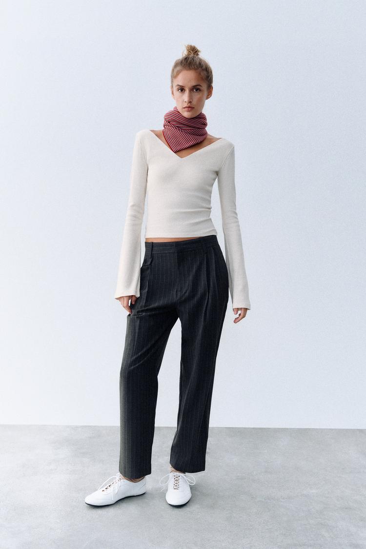 RIBBED V-NECK TOP