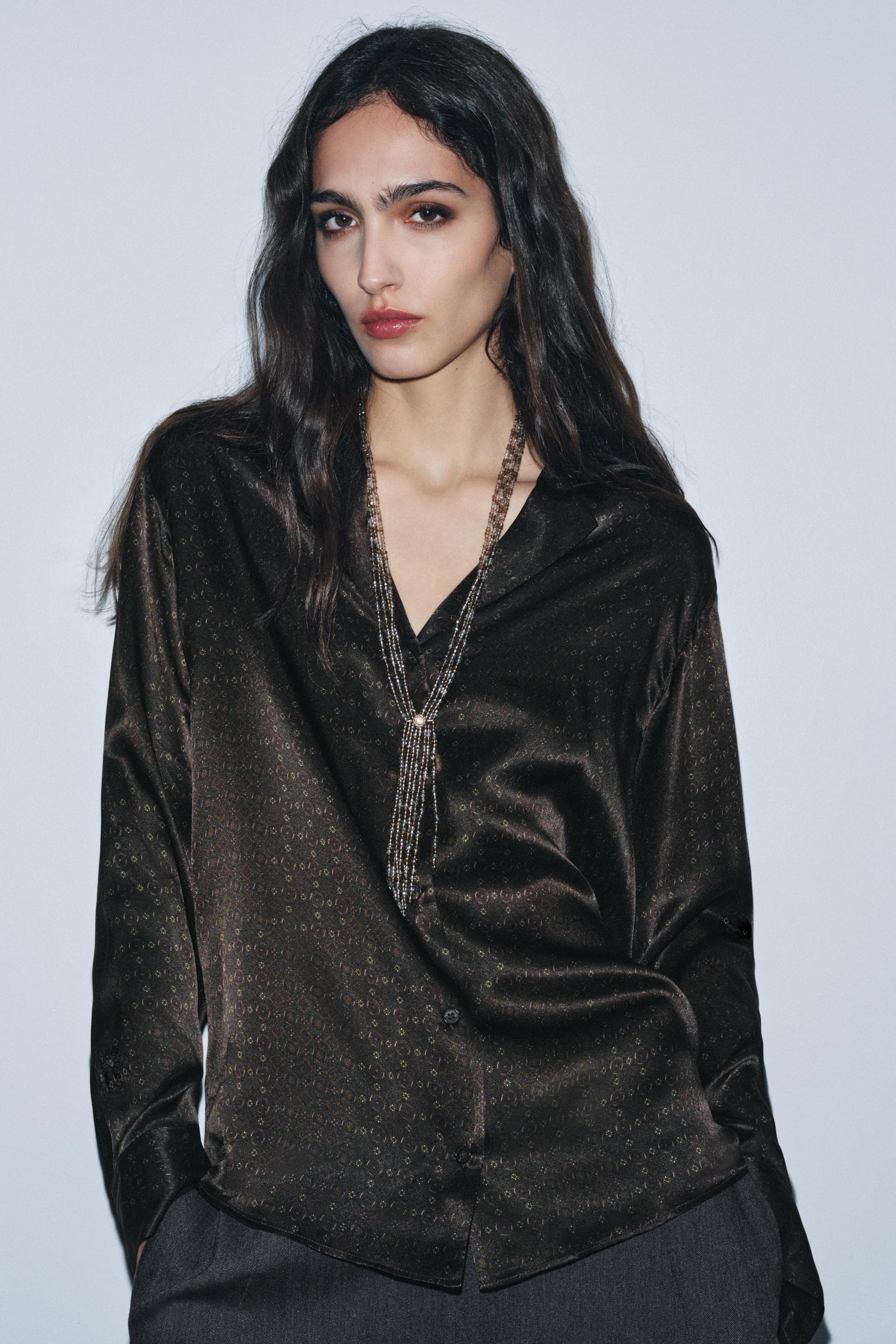 LOT DE 2 COLLIERS RAS DU COU AVEC BIJOUX ET FANTAISIE