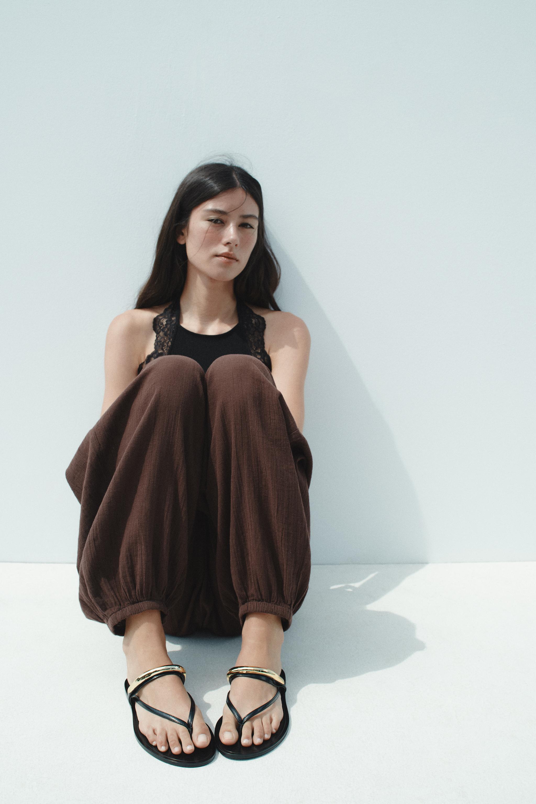 【ZARA】メタルアップリケ フラットサンダル メタルアップリケ フラットサンダル - チョコレートブラウン