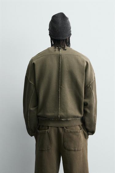 SWEAT COL ROND DÉLAVÉ - Kaki de Zara - Image 2